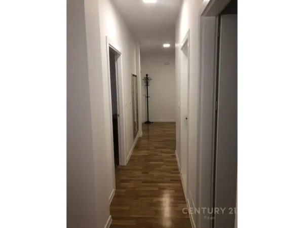 Tirane, jepet me qera apartament 3+1 Kati 3, 170 m² 2.000 € 