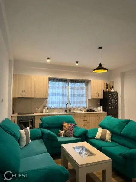 Tirane, jepet me qera apartament 1+1+Ballkon Kati 1, 60 m² 350 € (SELITE)