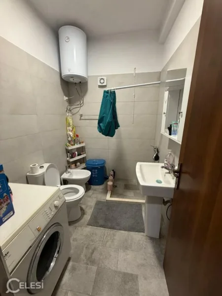 Tirane, jepet me qera apartament 1+1+Ballkon Kati 1, 60 m² 350 € (SELITE)