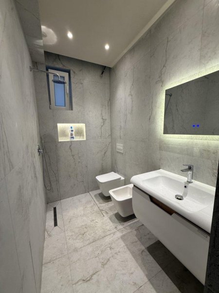 Tirane, jepet me qera Vile Kati 2, 135 m² 2.000 € (RRUGA NAIM FRASHERI)