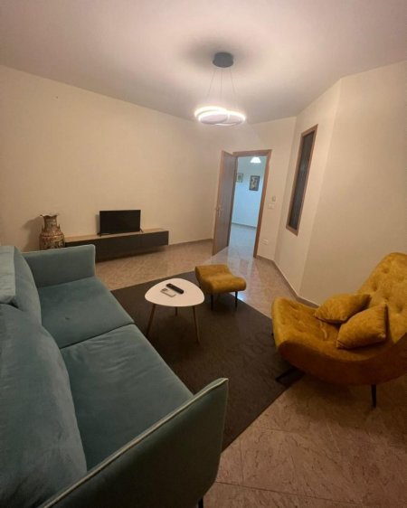 Tirane, jepet me qera apartament 1+1 Kati 5, 80 m² 600 € (Qender)