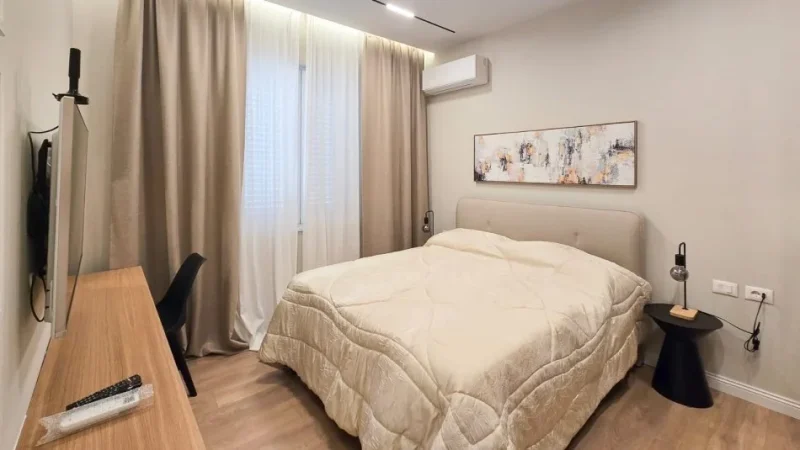 Tirane, jepet me qera apartament 1+1 Kati 4, 65 m² 700 € (Rruga e Barrikadave)