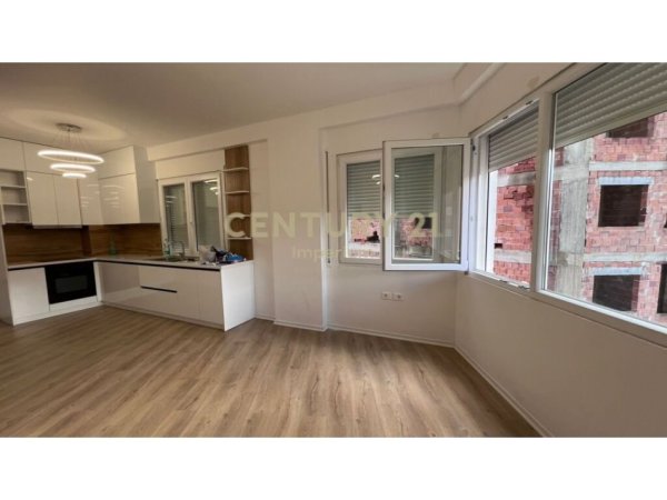 Tirane, jepet me qera apartament 2+1+Ballkon Kati 4, 115 m² 500 € (selite e vjeter)