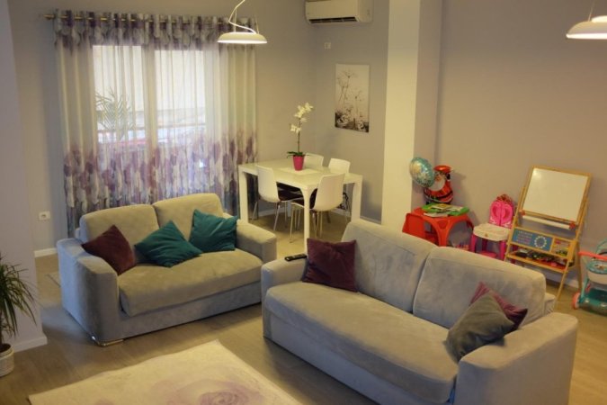 Tirane, jepet me qera apartament 1+1 Kati 1, 71 m² 600 € (Rruga Albanopoli)