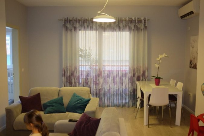 Tirane, jepet me qera apartament 1+1 Kati 1, 71 m² 600 € (Rruga Albanopoli)