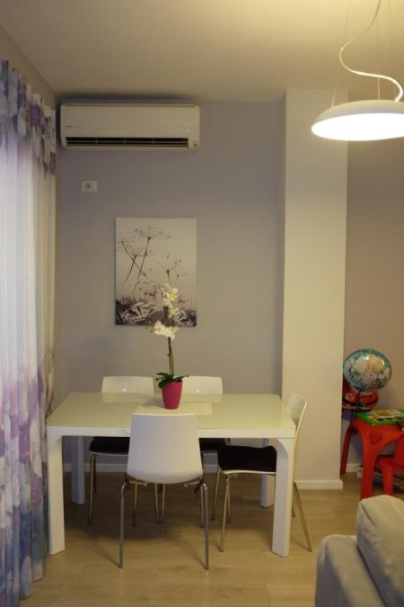 Tirane, jepet me qera apartament 1+1 Kati 1, 71 m² 600 € (Rruga Albanopoli)