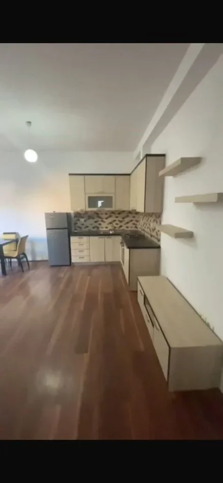 Tirane, jepet me qera apartament 1+1+Ballkon Kati 2, 56 m² 500 € (RRUGA PETI)
