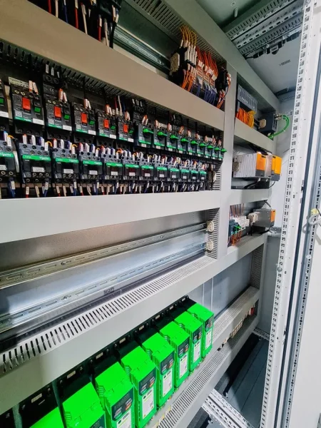 ELEKTRICIST PRIVAT, BOJAXHI DHE HIDRAULIK, POR NE FUSHEN ELEKTRIKE JAM EKSPERT NE EUROPE , INSTALIME ELEKTRIKE RIPARIME SHERBIME