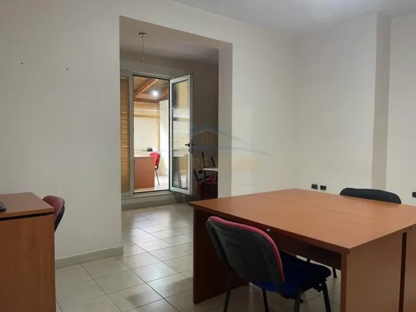 Tirane, jepet me qera ambjent biznesi Kati 2, 196 m² 1.000 € (Don Bosko)