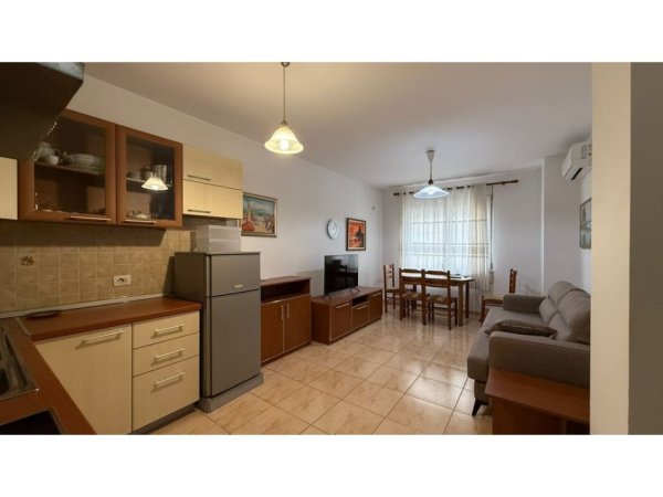 Tirane, jepet me qera apartament 1+1 Kati 4, 61 m² 550 € (rruga e kavajes)