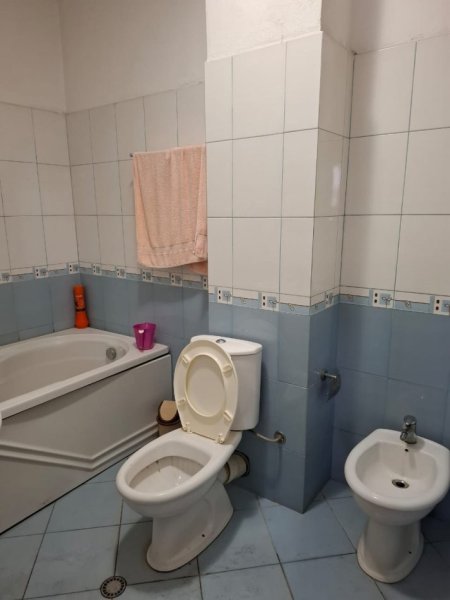 Tirane, jepet me qera apartament 2+1+2 ,Kati 8 ,Mobiluar, 100 m² ,Çmimi 700 € Tek Rruga FORTUZI/ MINE PEZA, Tirane