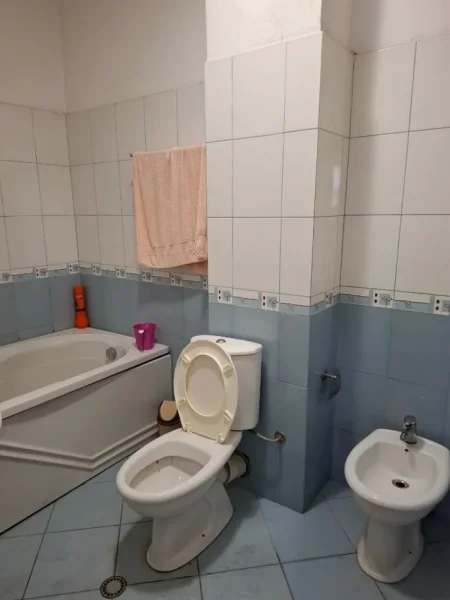Tirane, jepet me qera apartament 2+1+2 ,Kati 8 ,Mobiluar, 100 m² ,Çmimi 700 € Tek Rruga FORTUZI/ MINE PEZA, Tirane