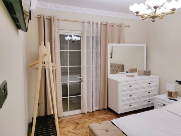 jepet me qera , 650 €