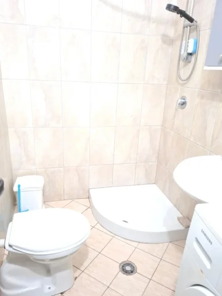 Vlore, jepet me qera garsonier 1+1 Kati 3, 30 m² 200 € (Rruga Cajupi, Vlore Afer Rivieres)