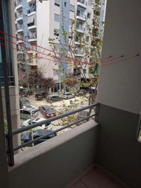 Vlore, jepet me qera garsonier 1+1 Kati 3, 30 m² 200 € (Rruga Cajupi, Vlore Afer Rivieres)
