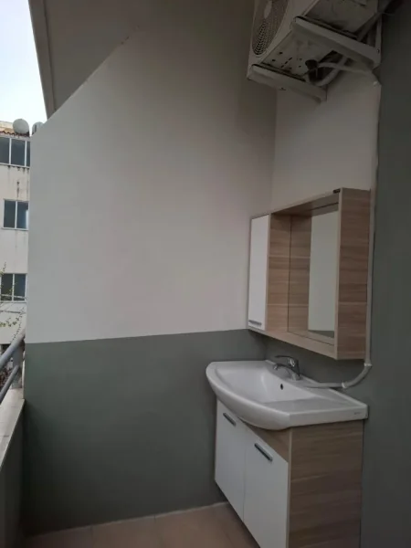 Vlore, jepet me qera garsonier 1+1 Kati 3, 30 m² 200 € (Rruga Cajupi, Vlore Afer Rivieres)