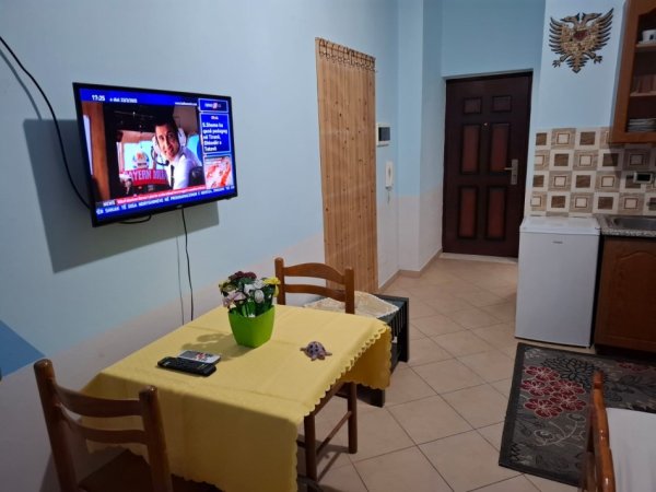 Vlore, jepet me qera garsonier 1+1 Kati 3, 30 m² 200 € (Rruga Cajupi, Vlore Afer Rivieres)