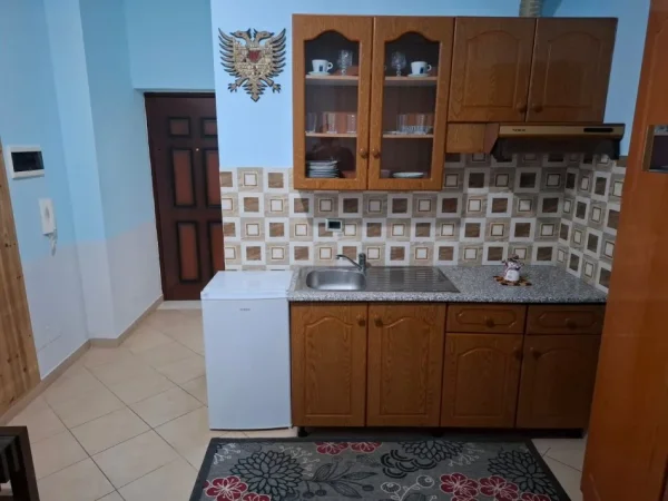 Vlore, jepet me qera garsonier 1+1 Kati 3, 30 m² 200 € (Rruga Cajupi, Vlore Afer Rivieres)