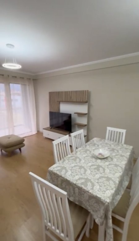 Jepet me Qera Apartament 2+1, me Sipërfaqe të madhe ne 5 Maji,   550 €URO
