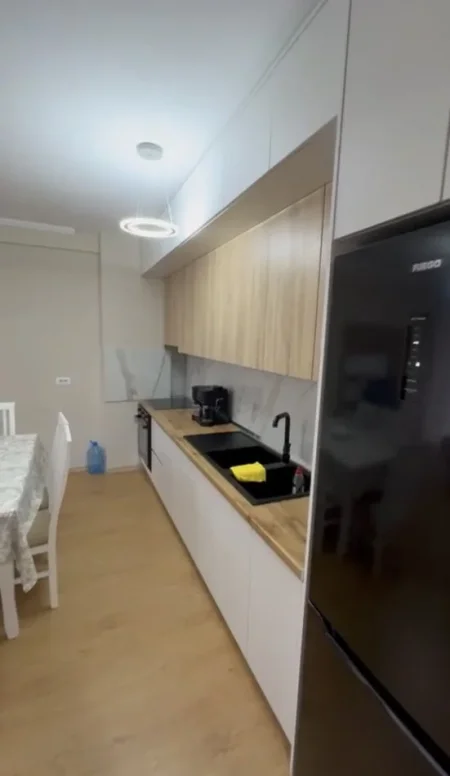 Jepet me Qera Apartament 2+1, me Sipërfaqe të madhe ne 5 Maji,   550 €URO