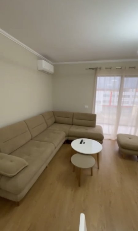 Jepet me Qera Apartament 2+1, me Sipërfaqe të madhe ne 5 Maji,   550 €URO
