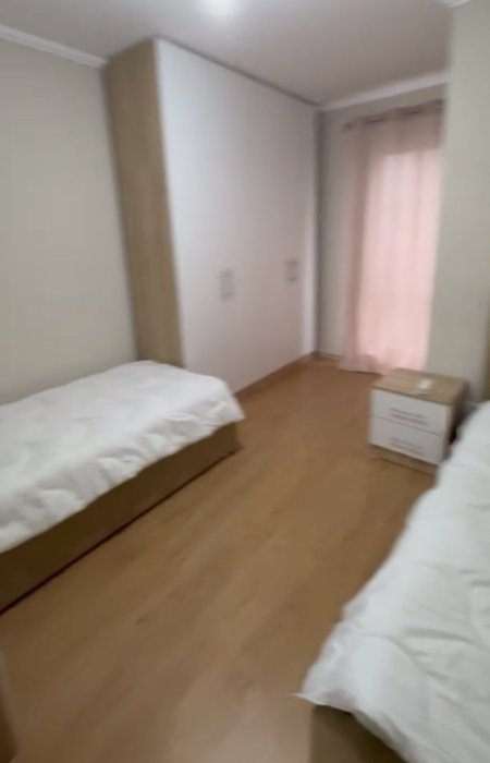 Jepet me Qera Apartament 2+1, me Sipërfaqe të madhe ne 5 Maji,   550 €URO