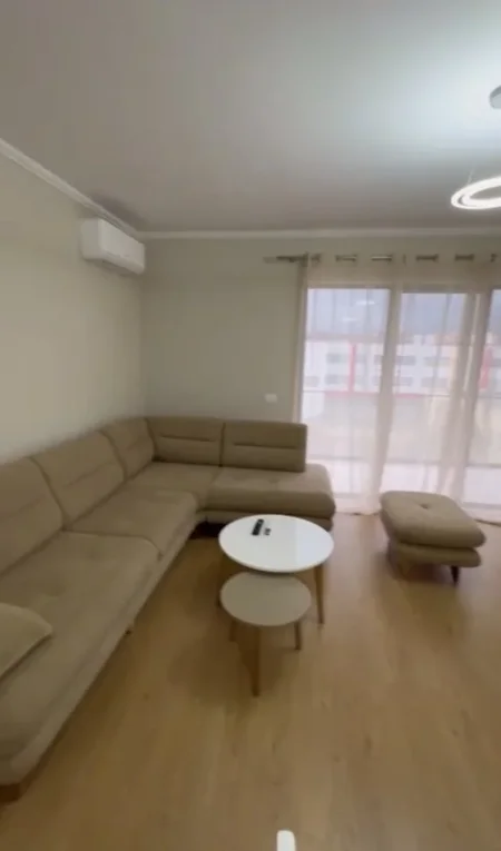 Jepet me Qera Apartament 2+1, me Sipërfaqe të madhe ne 5 Maji,   550 €URO