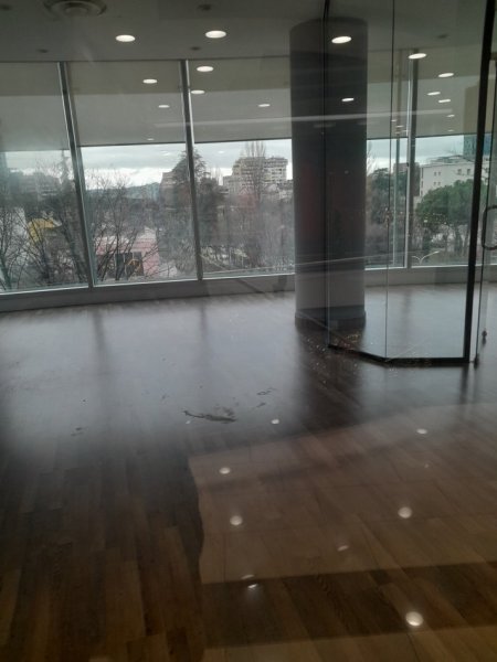 Tirane, jepet me qera ambjent biznesi Kati 4, 54 m² 1.200 € (Etc)