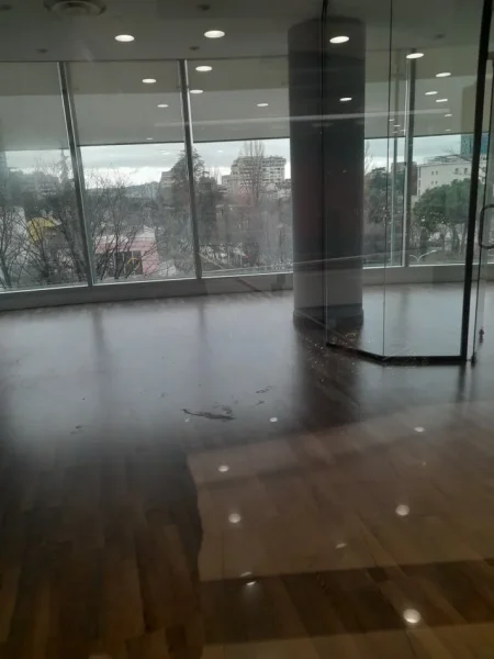 Tirane, jepet me qera ambjent biznesi Kati 4, 54 m² 1.200 € (Etc)