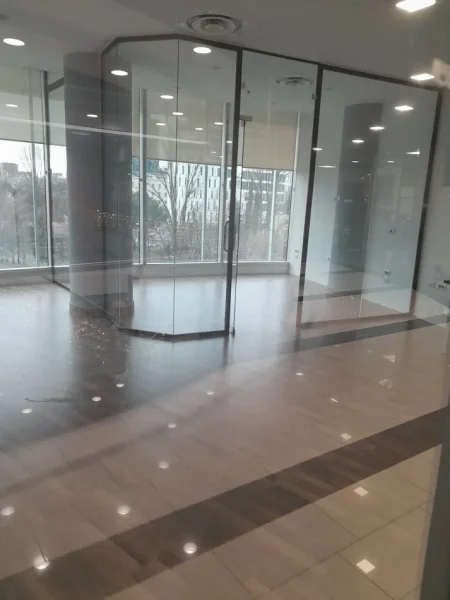 Tirane, jepet me qera ambjent biznesi Kati 4, 54 m² 1.200 € (Etc)