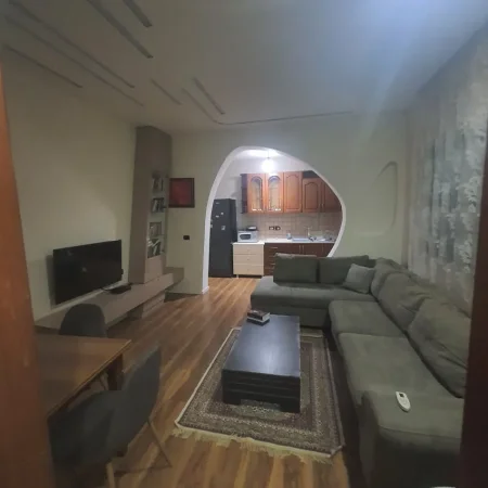 Vlore, jepet me qera shtepi 2+1+Aneks+Ballkon Kati 2, 350 m² 350 € 