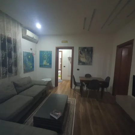 Vlore, jepet me qera shtepi 2+1+Aneks+Ballkon Kati 2, 350 m² 350 € 