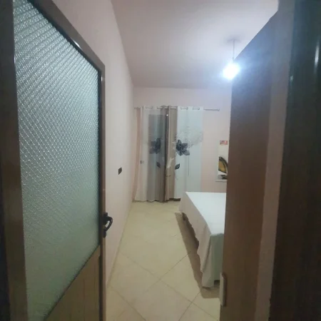 Vlore, jepet me qera shtepi 2+1+Aneks+Ballkon Kati 2, 350 m² 350 € 