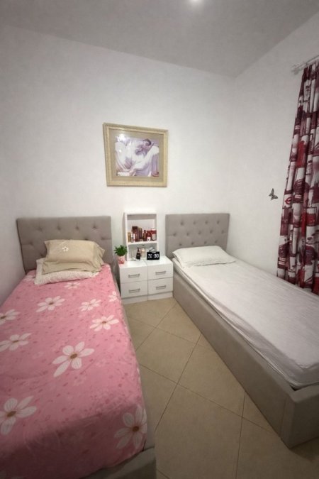 Tirane, ndarje qeraje me vajze apartament 2+1 Kati 3, 50 m² 100 € 