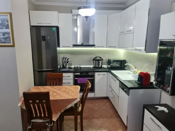 Tirane, jepet me qera apartament 2+1+Ballkon Kati 5, 105 m² 1.200 €