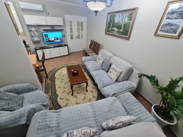 Tirane, jepet me qera apartament 2+1+Ballkon Kati 5, 105 m² 1.300 € 