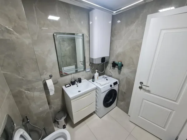 Tirane, jepet me qera apartament 2+1+Ballkon Kati 5, 105 m² 1.200 €