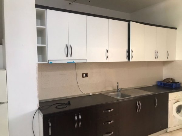 Tirane, jepet me qera apartament 1+1+Ballkon Kati 0, 48 m² 250 € (ne rrugen Pandi Stillu Tirane.)