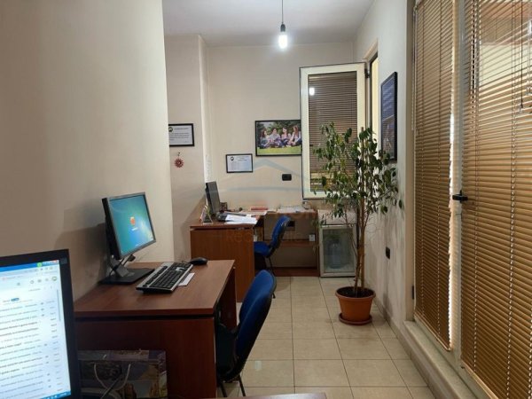 Tirane, jepet me qera zyre Kati 2, 196 m² 1.000 € 