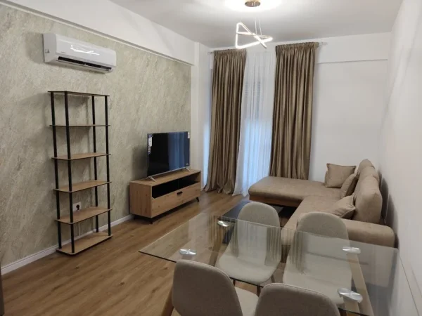 Tirane, jepet me qera apartament 1+1+parkim Kati 1, 60 m² 450 € (Residenca Oxa)