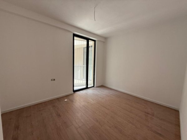 Tirane, jepet me qera apartament Kati 9, 96 m² 900 €