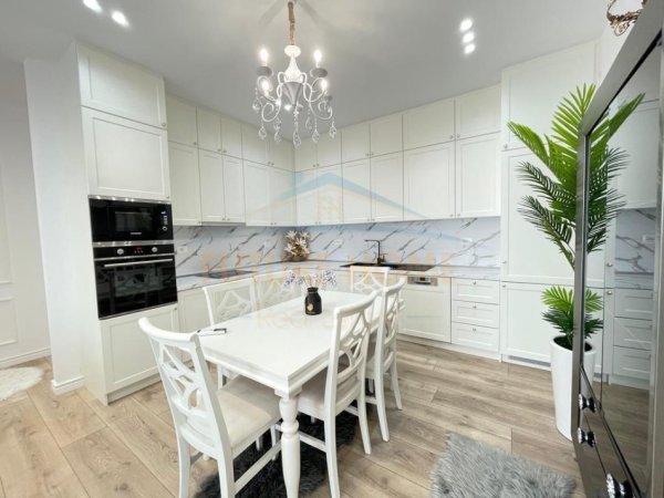 Tirane, jepet me qera apartament Kati 8, 105 m² 2.100 €