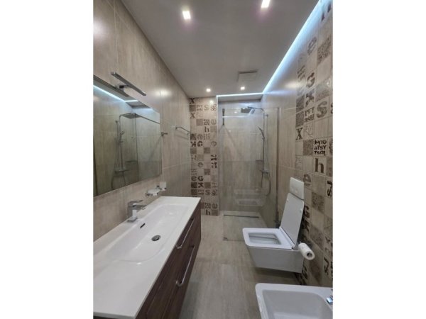 Tirane, jepet me qera apartament Kati 8, 68 m² 625 €