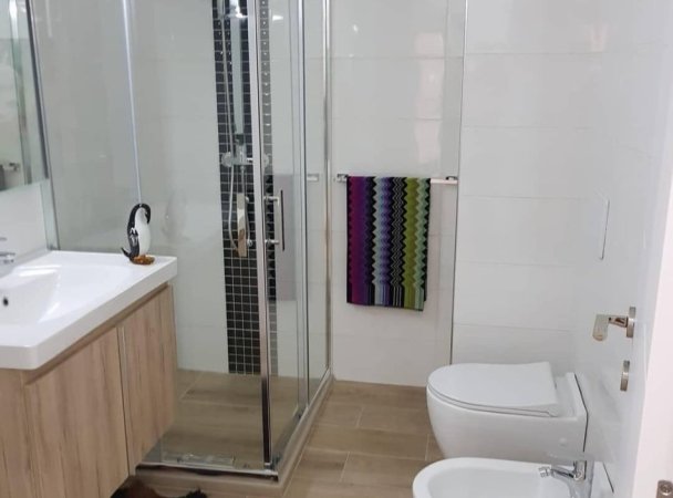 Tirane, jepet me qera apartament 2+1+Ballkon Kati 3, 116 m² 800 € 