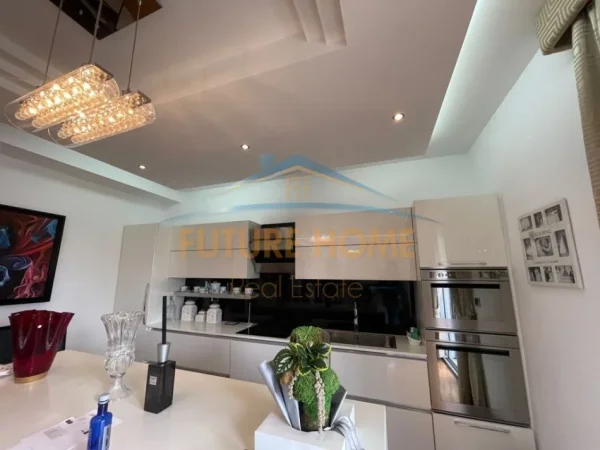 Tirane, jepet me qera apartament 2+1 Kati 8, 120 m² 1.800 € (Bllok)