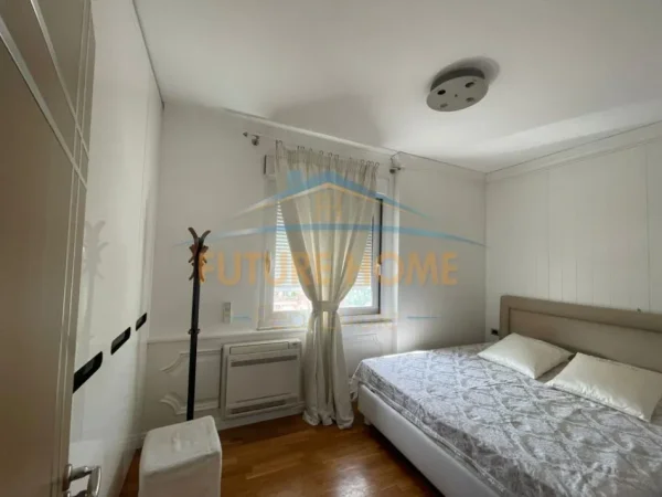Tirane, jepet me qera apartament 2+1 Kati 8, 120 m² 1.800 € (Bllok)