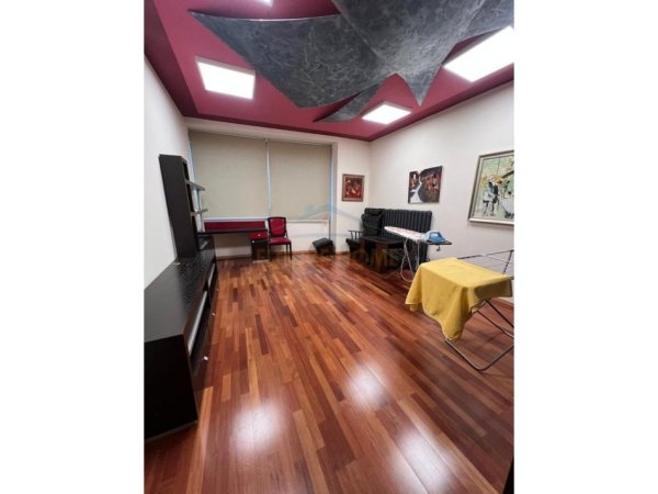 Tirane, jepet me qera apartament 3+1+Ballkon Kati 9, 196 m² 2.200 € (Rruga e Elbasanit)