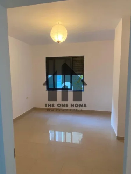 Tirane, jepet me qera zyre Kati 3, 120 m² 550 € (Komune Parisit)