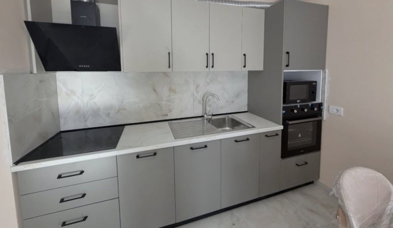 Tirane, shitet apartament 1+1+Ballkon , 60 m² 122.000 € (5 Maji)