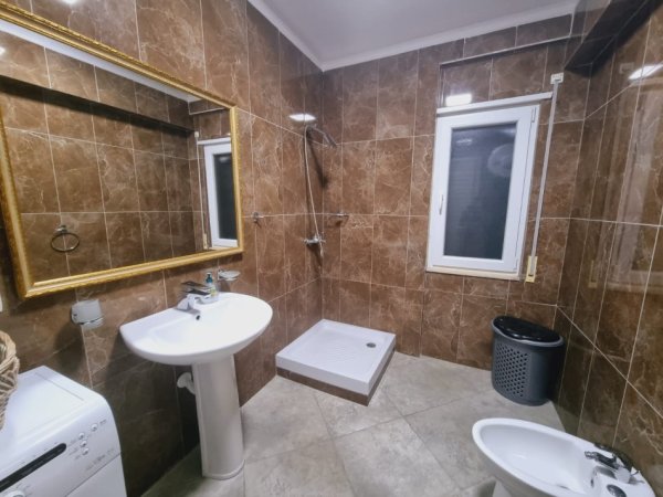 Tirane, shitet apartament 3+1+Aneks+Ballkon Kati 4, 121 m² 300.000 €